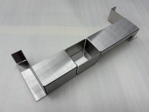 ヘアライン仕上げ　ステンレスカバー裏側