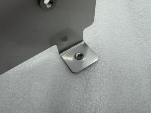 曲げ幅の異なるステンレス製取付板バーリングタップ